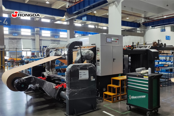 Listo para el envío: ¿Qué sucede antes de que una máquina cortadora automática de papel en rollo a hoja abandone Rongda?
